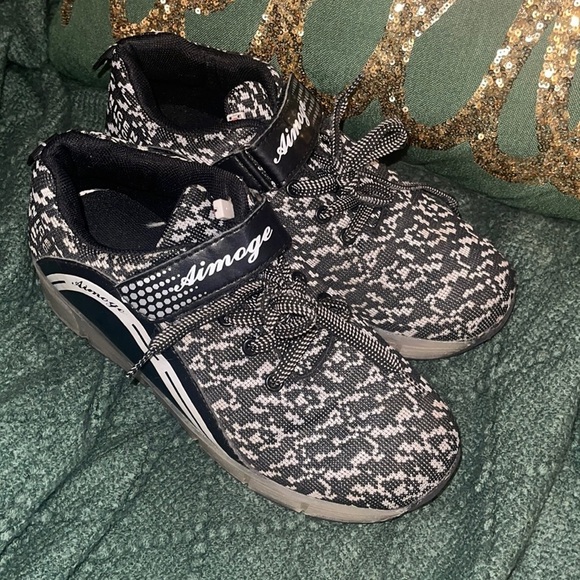 Aimoge Other - Black & White Aimoge Light Up Heelys - Boys Size 38